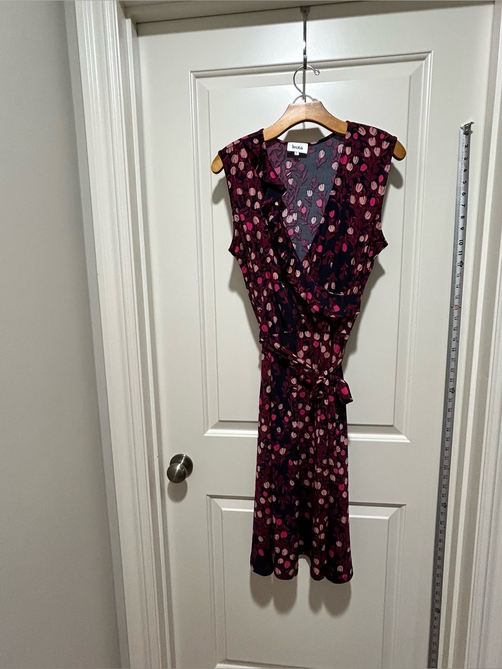 Leota women’s size L Burgundy & Pink Tulip Midi Wrap Dress  Print. Like new